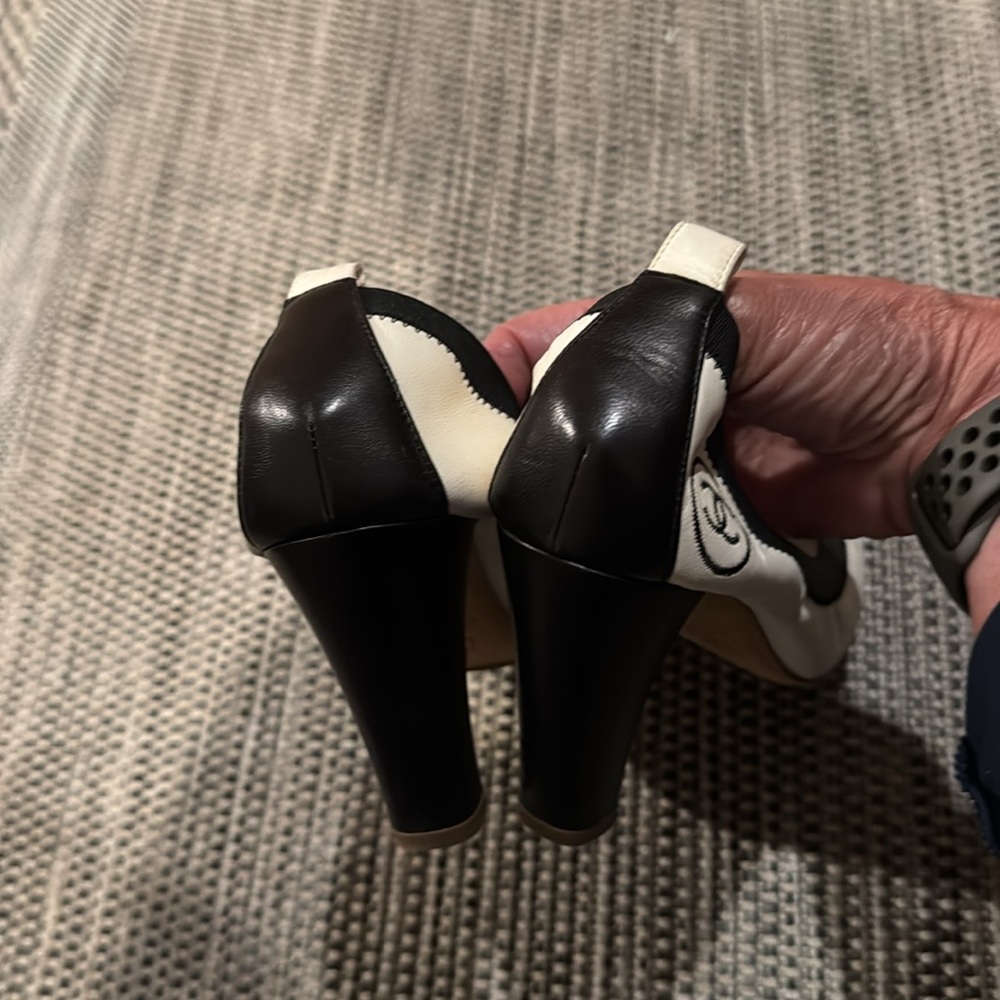 Chanel Vintage Spirit leather heels w/grosgrain trim, cap toes and heel tabs - Picture 8 of 13